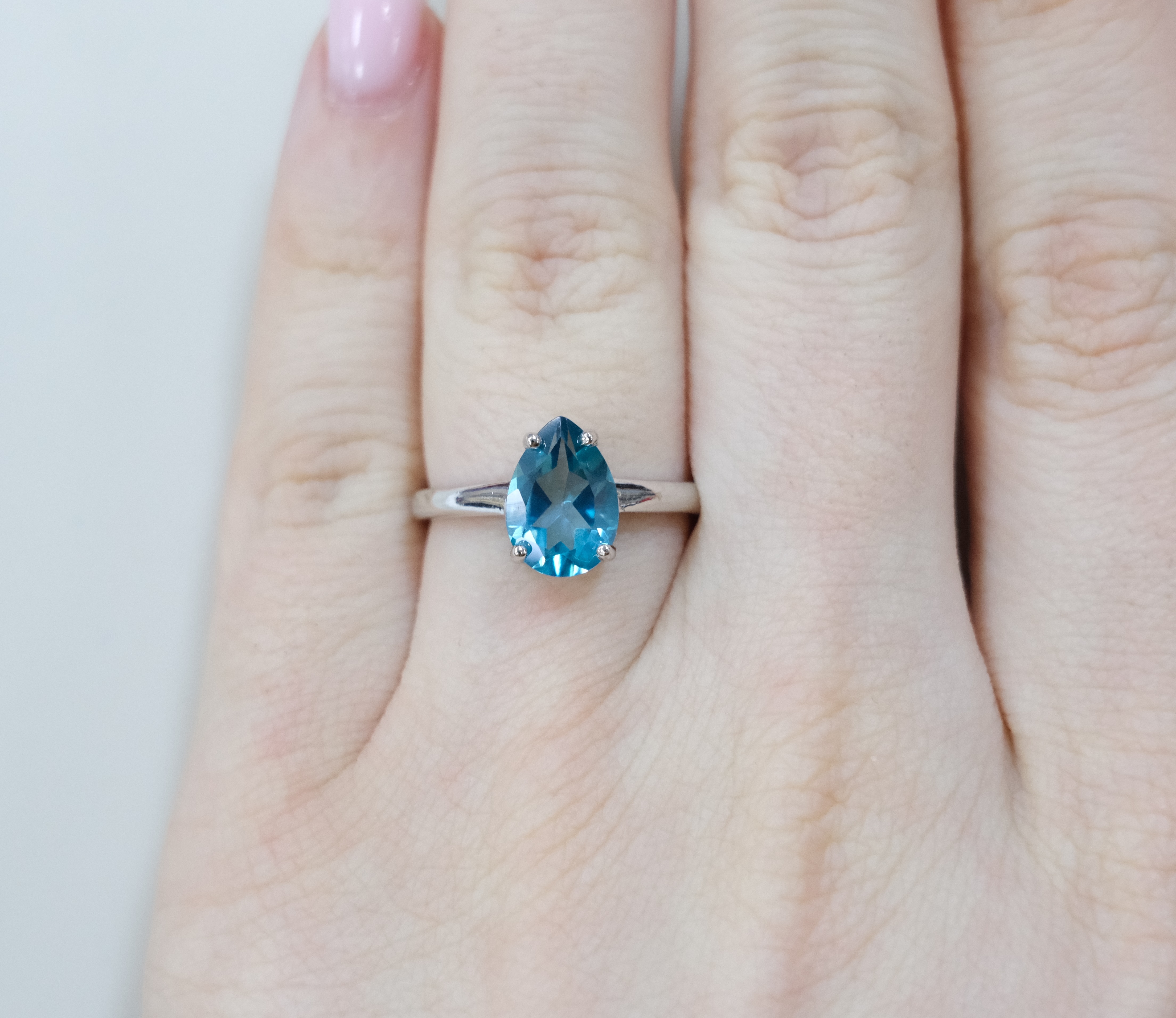 Серебряное кольцо с топазом Параиба